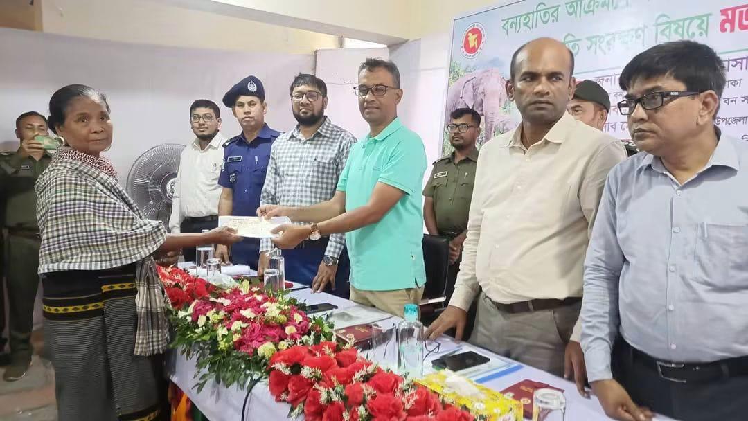 বন্যহাতির আক্রমণে লামায় ক্ষতিগ্রস্ত ৬৬ পরিবারকে ২১ লাখ ৫৯ হাজার টাকার চেক বিতরণ  x